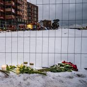 Blommor har lagts ner vid olycksplatsen i Ursvik i Sundbyberg där fem personer omkom i en hissolycka.