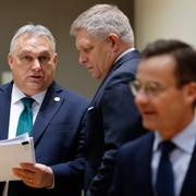 Orbán och Slavakiens premiärminister Robert Fico i Bryssel. Ulf Kristersson (M) står i förgrunden.