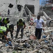 Räddningsarbetare i Libanon efter israeliska attacker den 20 maj.