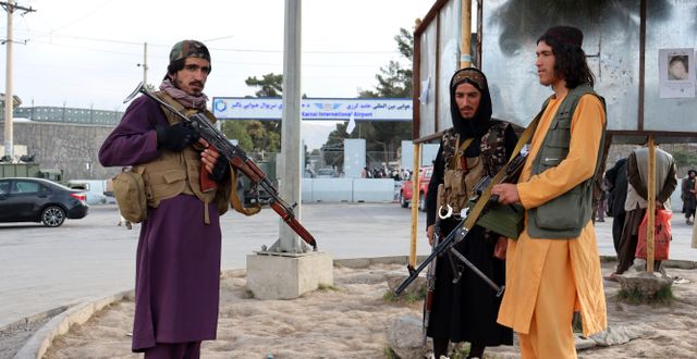 Talibaner vid flygplatsen i Kabul. Khwaja Tawfiq Sediqi / TT NYHETSBYRÅN