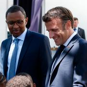 Pap Ndiaye och Emmanuel Macron. 