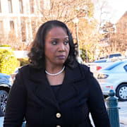 Fed-ledamoten Lisa Cook på väg till HD.