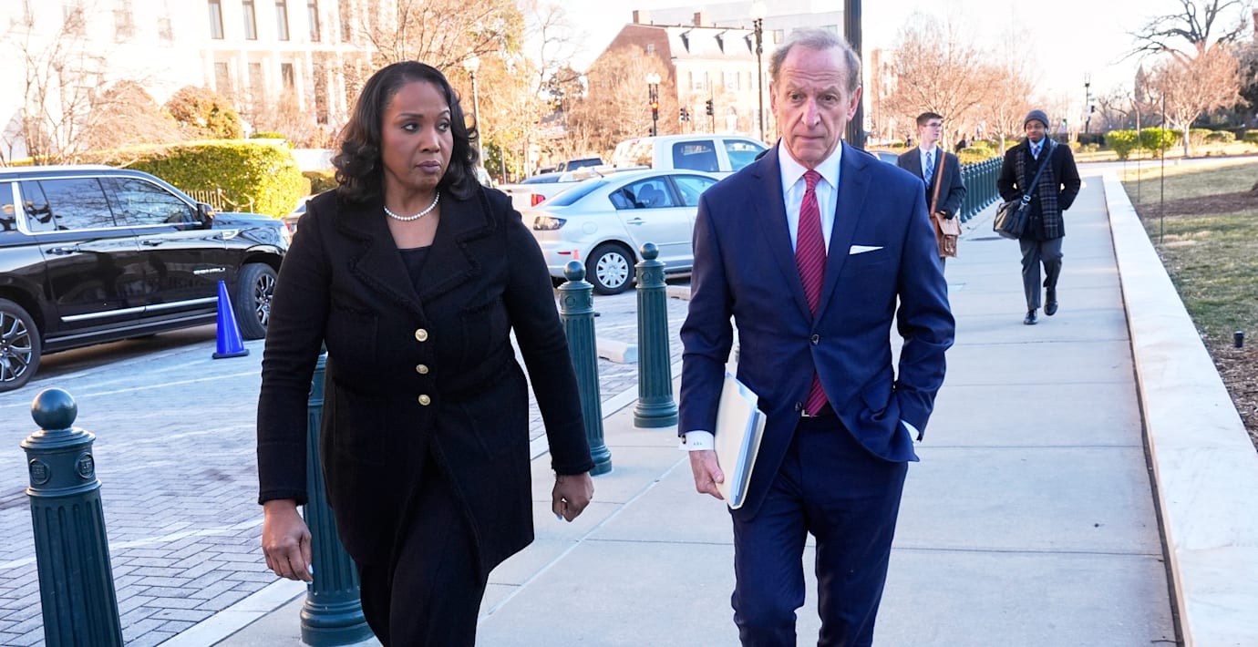 Fed-ledamoten Lisa Cook på väg till HD.