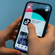 Polis vid insatsen i Fagersta/barn som laddar ner Tiktoks app