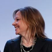 PSA:s ordförande Carlos Tavares och General Motors chef Mary Barra vid presskonferensen i Paris. 