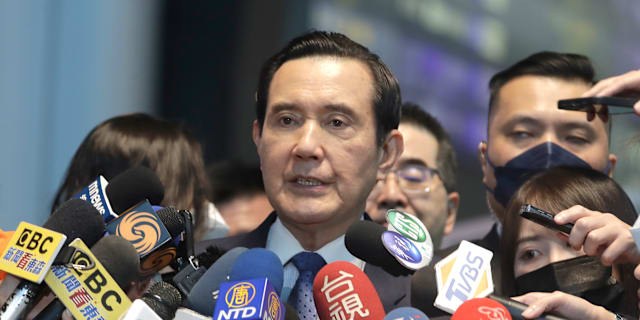 Ma Ying-jeou möter pressen inför resan. Chiang Ying-ying / AP