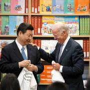 Arkivbild: Joe Biden, under sin tid som vicepresident, tillsammans med Kinas ledare Xi Jinping.