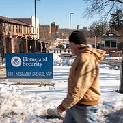 En man går förbi inrikesdepartementets lokaler i Washington DC.