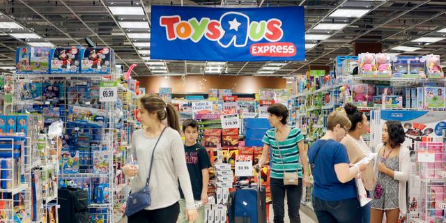 Arkivbild: Kunder handlar i Toys R Us-butik i Florida.  Alan Diaz / TT / NTB Scanpix