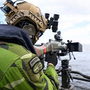 En prickskytt på Stridsbåt 90 HSM övar bekämpning av ytmål under övningen Aurora 26 på Väddö skjutfält.