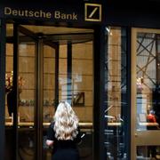 Deutsche Bank-vd:n Christian Sewing spår intäkter på 32 miljarder euro under 2025.