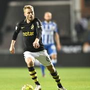 AIK:s Sebastian Larsson med bollen under torsdagens fotbollsmatch i allsvenskan mellan IFK Göteborg och AIK på Gamla Ullevi.