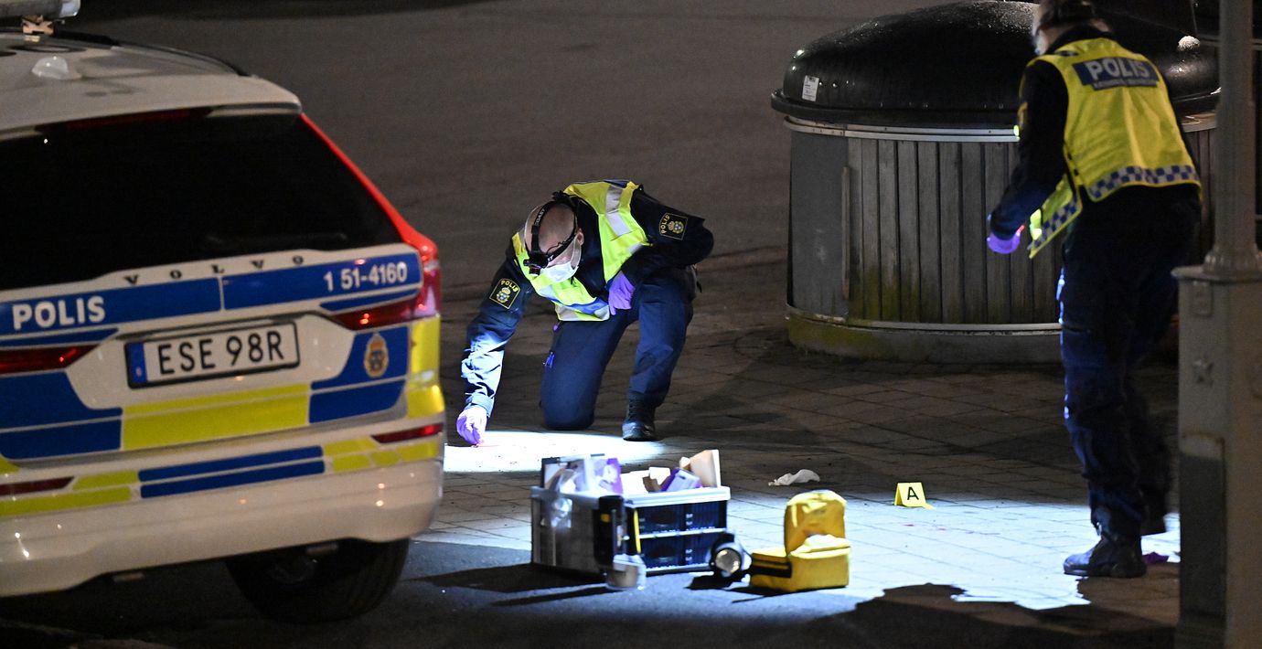 Polisens tekniker på plats efter skjutningen i april förra året.