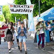 Demonstration med banderollen ”beskatta miljardärer”under Almedalsveckan.