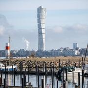 Turning Torso och Västra hamnen med Lagunens småbåtshamn i Limhamn i förgrunden i mars 2023. 
