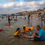 Människor söker svalka i det heta Medelhavet. Gaza City, 23 juli 2023. Fatima Shbair / AP