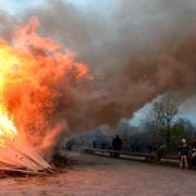 Majbrasa vid Hammarbybacken i Nacka på valborgsmässoafton.