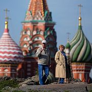 Illustrationsbild. Pensionärer utanför Kreml i Moskva.