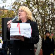  Irene Svenonius tar emot namnunderskrifter under en demonstration för mer pengar till förlossningsvården 2021.