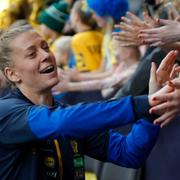 Nathalie Hagman firar segern med fansen efter måndagens match i handbolls-VM mellan Montenegro och Sverige i Scandinavium i Göteborg. 