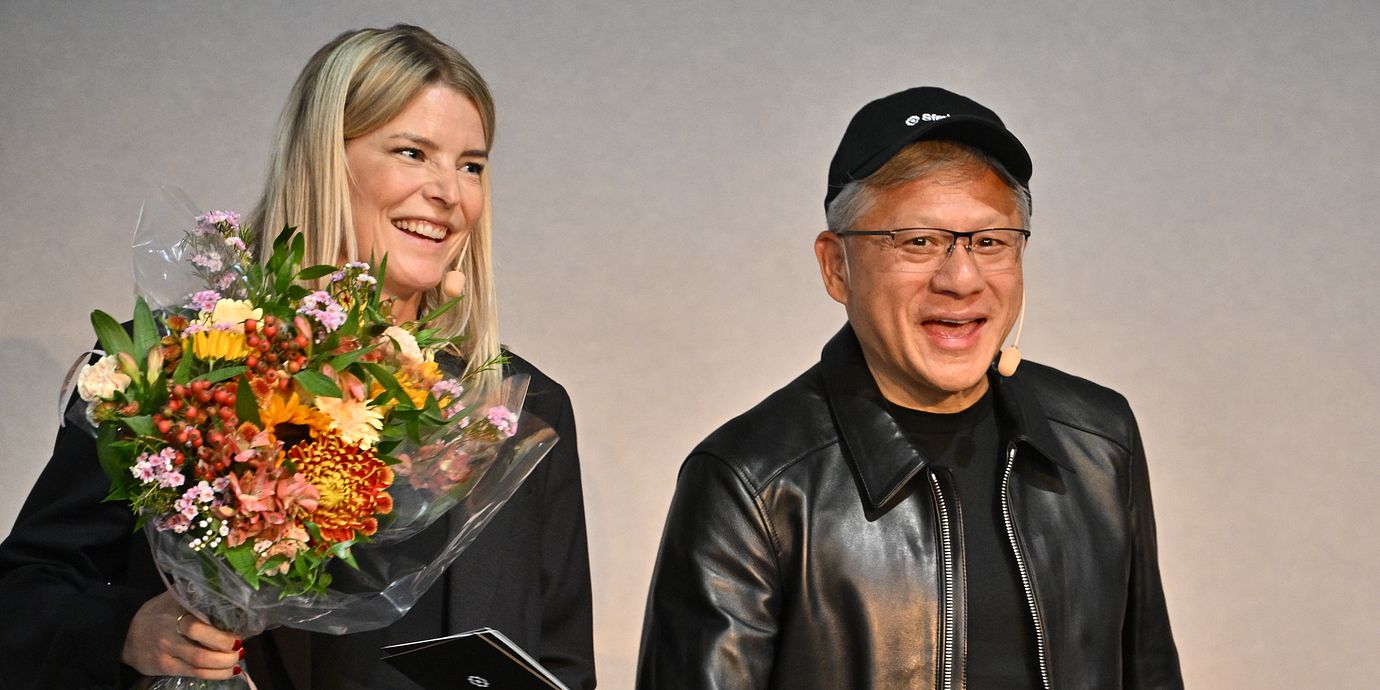 Jenny Nordlöw, vd för superdatorprojektet Sferical AI, och Jensen Huang, vd för Nvidia, under eventet ”Sferical One” i Stockholm på torsdagen.