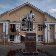 Ett skadat monument över Vladimir Lenin i centrala Kursk.