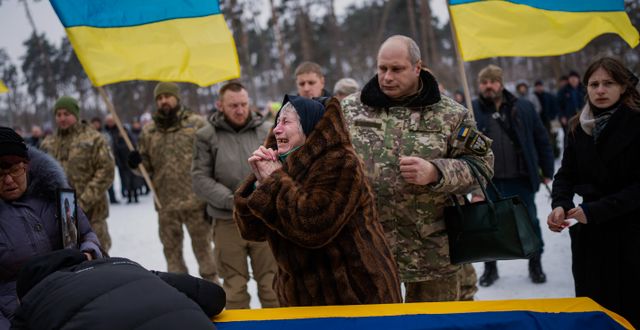 Begravning för en stupad ukrainsk soldat. Emilio Morenatti / AP