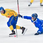 Sveriges Hans Andersson i närkamp mot Finlands Markus Kumpuoja.