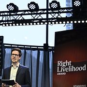 Ole von Uexkull, vd för Right Livelihood, presenterar pristagarna.