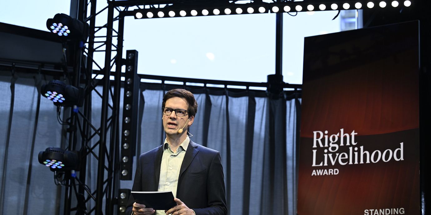Ole von Uexkull, vd för Right Livelihood, presenterar pristagarna.