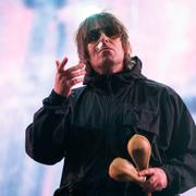 Liam Gallagher spelar på en festival 2021. 