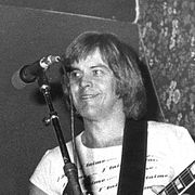 Georg ”Jojje” Wadenius vid mikrofonen år 1976.
