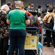 Arkivbild: Köerna ringlade långa på Arlanda även i somras. 