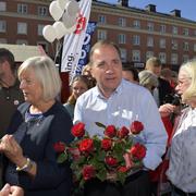 Stefan Löfven (S) delar ut blommor tillsammans med hustrun Ulla Löfven.