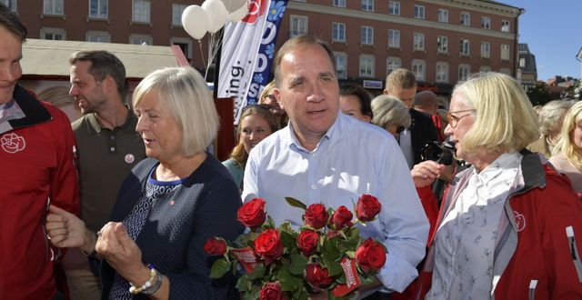 Stefan Löfven (S) delar ut blommor tillsammans med hustrun Ulla Löfven. Anders Wiklund/TT / TT NYHETSBYRÅN