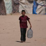 Palestinier bär dunkar med vatten. 