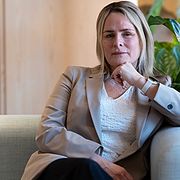 Malin Edlund, psykolog på Euro Accident, möter chefer som vill vara engagerade, men arbetsbördan tränger undan de nära samtalen