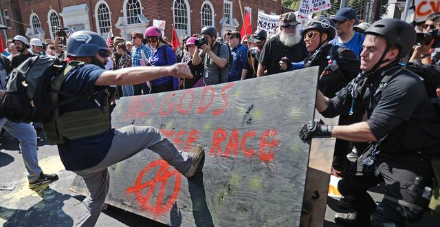 Arkivbild (augusti 2017): Högerextremister och vita nationalister attackerade motdemonstranter under ”Unite the Right”-upploppen i Charlottesville.  CHIP SOMODEVILLA / GETTY IMAGES NORTH AMERICA