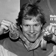 Tomas Gustafson med sina två guld efter OS i Calgary 1988.