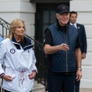 Joe Biden med hustrun Jill Biden, bild från 27 april.  