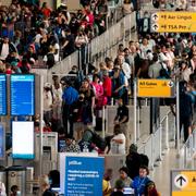 Människor köar på Kennedy-flygplatsen i New York.