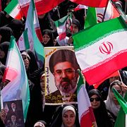 Demonstranter håller upp iranska flaggor och ett porträtt av Mojtaba Khamenei under en stödmanifestation på initiativ av regimen i Teheran den 17 april 2026.