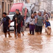 Bilden från de översvämmade gatorna i Valencia i oktober 2024, tagen av Alberto Saiz för Associated Press, var en av de tio bilder som ingick i studien.