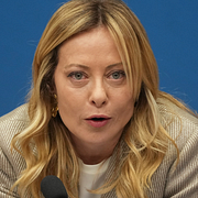 Giorgia Meloni kritiseras för att ha satt sin allierade på en högt uppsatt position inom public service, som han egentligen inte har kompetens för. 