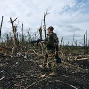 Ukrainsk soldat vid staden Avdijivka.  