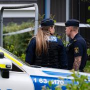 Polis på plats på Annerovägen på Dalhem i Helsingborg på måndagen efter en skottlossning. En person har enligt polisens hemsida skjutits till döds i en bil. 