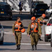 Soldater i Caesarea i Israel, där en av Benjamin Netanyahus bostäder attackerades av drönare tidigare i dag. 