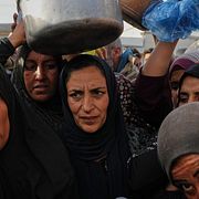 Camelia Al-Zamli, i mitten, hämtar matbistånd till familjens iftar, fastebrottet den 18 februari 2026 i Khan Yunis, Gaza.