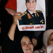 Supportrar av Abd al-Fattah al-Sisi håller upp plakat inför presidentvalet