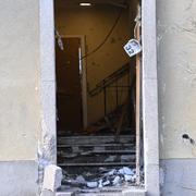 Skador på en fasad morgonen efter en explosion vid ett flerfamiljshus i Johanneshov tidigt på lördagen. 20250118.